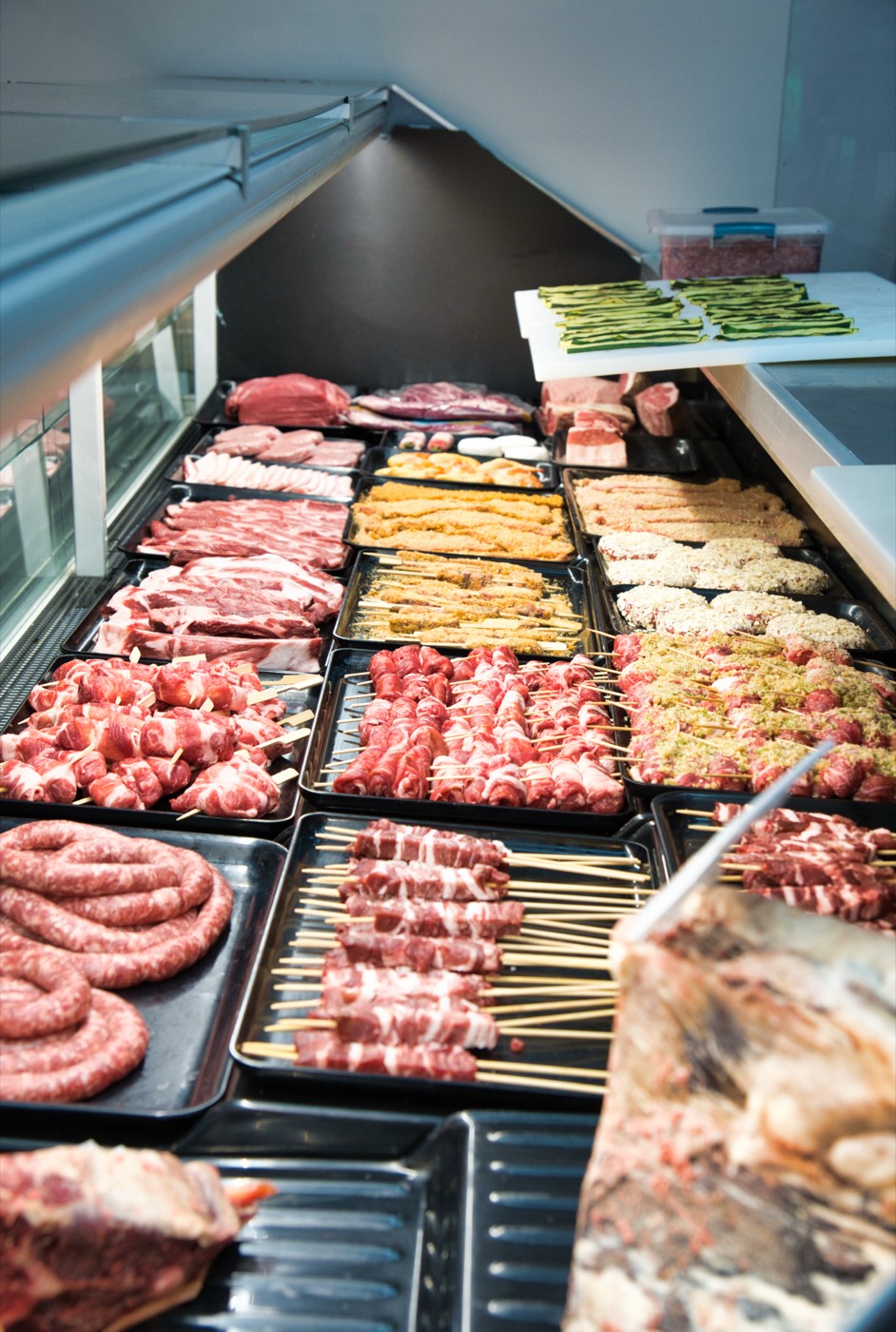 Il banco di I Love Meat con i tagli di carne pronti da cuocere alla brace